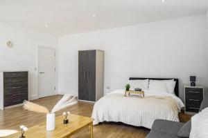 Close to Elstree & BBC Studio Private spacious studio 89