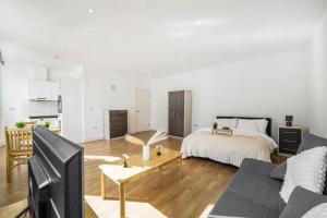 Close to Elstree & BBC Studio Private spacious studio 89