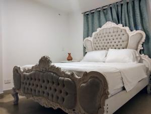 Habitación con cama queen y baño privado cerca del parque