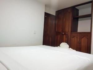 Habitación con cama queen y baño privado cerca del parque
