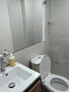 Habitación con cama queen y baño privado cerca del parque