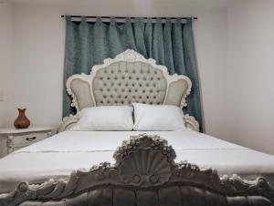 Habitación con cama queen y baño privado cerca del parque