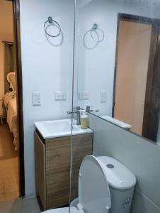 Habitación con cama queen y baño privado cerca del parque