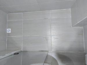 Habitación con cama queen y baño privado cerca del parque