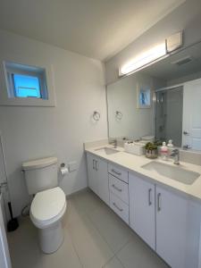 ChicVilla 3 Bedrooms 2 baths 8 min walk to Langara station
