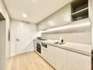 Hidden Gem Amazing 2BR Apt Central Melbourne#38023
