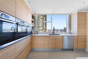 Surfers Paradise Stay with Resort-Style Amenities