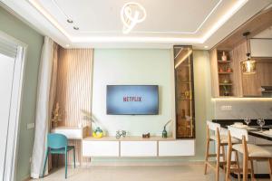 Tropical luxe balcon vue sur piscine ,nerflix et fibre optique