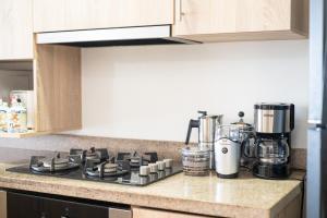 Beachfront Apt with Pool Jacuzzi Sauna Gym Fast WiFi and Air Conditioning