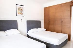 Beachfront Apt with Pool Jacuzzi Sauna Gym Fast WiFi and Air Conditioning