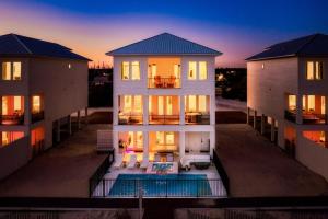 Miramare - Beachfront Luxury with Pool & Elevator