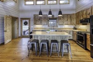 Modern Rustic Cabin with Sprawling Views and Hot Tub