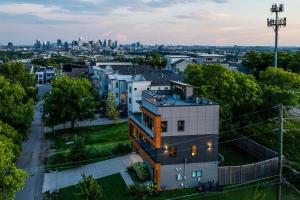Modern Stunner 5 min to DT Hot Tub Rooftop Views