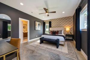 Modern Stunner 5 min to DT Hot Tub Rooftop Views