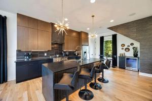 Modern Stunner 5 min to DT Hot Tub Rooftop Views