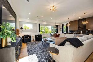 Modern Stunner 5 min to DT Hot Tub Rooftop Views