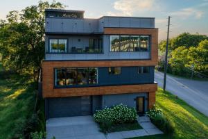 Modern Stunner 5 min to DT Hot Tub Rooftop Views