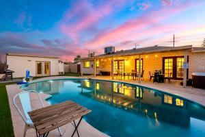 Scottsdale 4 Bedroom Vacation Home with Pool, Hot Tub, and Mini Golf Near Old Town Entertainment and Dining! Great for Families! Near Airport