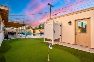 Scottsdale 4 Bedroom Vacation Home with Pool, Hot Tub, and Mini Golf Near Old Town Entertainment and Dining! Great for Families! Near Airport