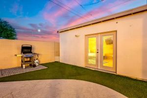 Scottsdale 4 Bedroom Vacation Home with Pool, Hot Tub, and Mini Golf Near Old Town Entertainment and Dining! Great for Families! Near Airport