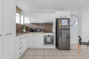 Comfy and Cozy Apt Near Hospitals and CBD with Parking!