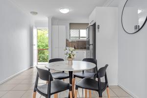 Comfy and Cozy Apt Near Hospitals and CBD with Parking!