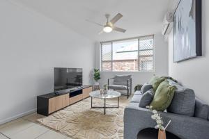Comfy and Cozy Apt Near Hospitals and CBD with Parking!