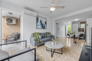Comfy and Cozy Apt Near Hospitals and CBD with Parking!