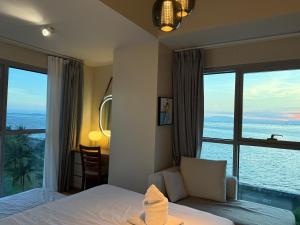 Modern 1BR with Balcony Facing Infinity Pool Manila Bay Sunset Near Airports OKADA Solaire MOA