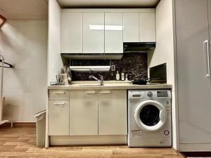 Cozy Duplex Rental 10 sec from Hongik stn