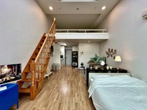Cozy Duplex Rental 10 sec from Hongik stn
