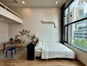Cozy Duplex Rental 10 sec from Hongik stn