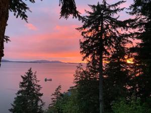 Whispering Woods Bayhouse