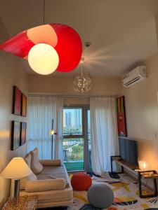 Modern 1BR with Balcony Facing Infinity Pool Manila Bay Sunset Near Airports OKADA Solaire MOA