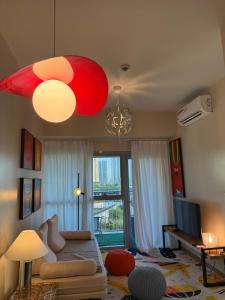 Modern 1BR with Balcony Facing Infinity Pool Manila Bay Sunset Near Airports OKADA Solaire MOA