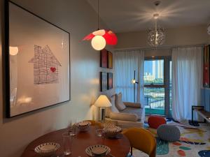 Modern 1BR with Balcony Facing Infinity Pool Manila Bay Sunset Near Airports OKADA Solaire MOA