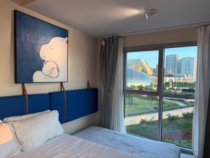 Modern 1BR with Balcony Facing Infinity Pool Manila Bay Sunset Near Airports OKADA Solaire MOA