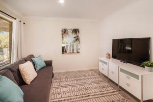 Beachfront Haven, Boat parking