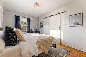 Bright Coastal Escape 4 Bedroom 2 Bath Near CSULB Long Beach Airport and Beach