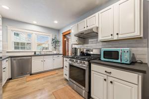 Bright Coastal Escape 4 Bedroom 2 Bath Near CSULB Long Beach Airport and Beach