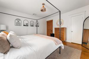 Bright Coastal Escape 4 Bedroom 2 Bath Near CSULB Long Beach Airport and Beach