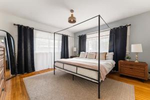 Bright Coastal Escape 4 Bedroom 2 Bath Near CSULB Long Beach Airport and Beach