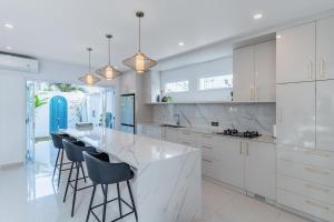 Modern 3BR Villa with Pool and Rooftop Lounge