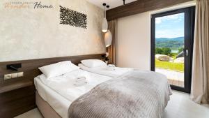 Wonder Hill - bajkowy widok na góry i zalew, strefa wellness na terenie kompleksu