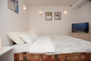 Comfort One-Bedroom Apartment (4 Adults)  room in Gregovic Family Apartments