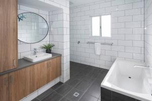 Fantasea- Newly built modern home