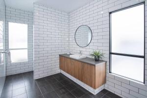 Fantasea- Newly built modern home