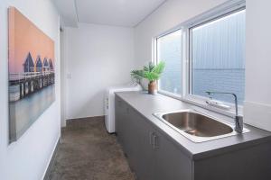 Fantasea- Newly built modern home