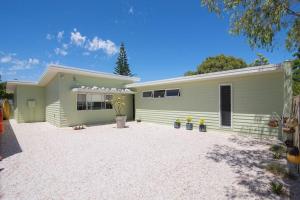 Beach Bum Bungalow 2- WIFI, Short walk to the beach