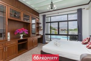 Karaoke Pool Villa, Event Space, Drinks Available